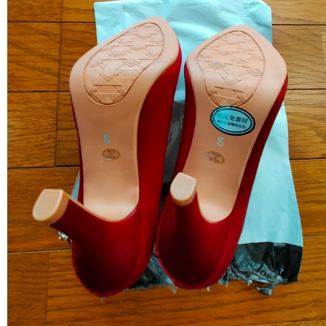 Dorry Doll(ドーリードール)の新品未使用タグなし　DorryDoll パンプス　赤　サテン　ビジュー付き レディースの靴/シューズ(ハイヒール/パンプス)の商品写真
