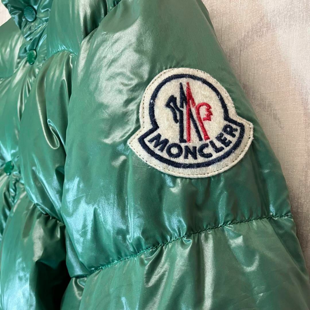 MONCLER(モンクレール)の【激レア】モンクレール　ダウンジャケット　ロゴワッペン　グリーン　羽毛 メンズのジャケット/アウター(ダウンジャケット)の商品写真