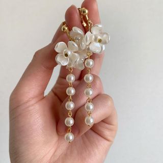 スナイデル(SNIDEL)のフラワー パール ゆらゆら ゴールド ハンドメイド ピアス/イヤリング(ピアス)