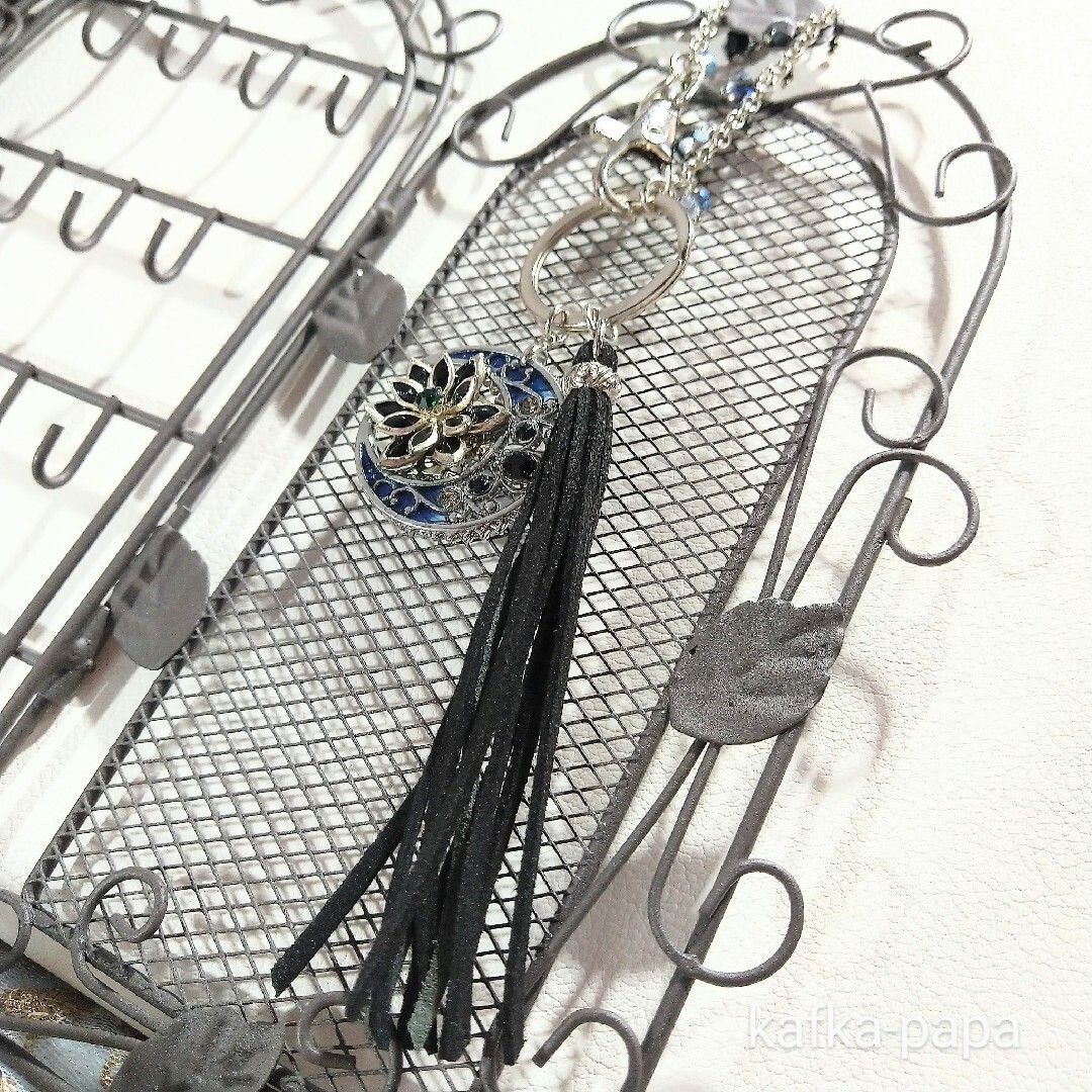 黒睡蓮と蒼い三日月のバッグチャーム ハンドメイドのファッション小物(バッグチャーム)の商品写真
