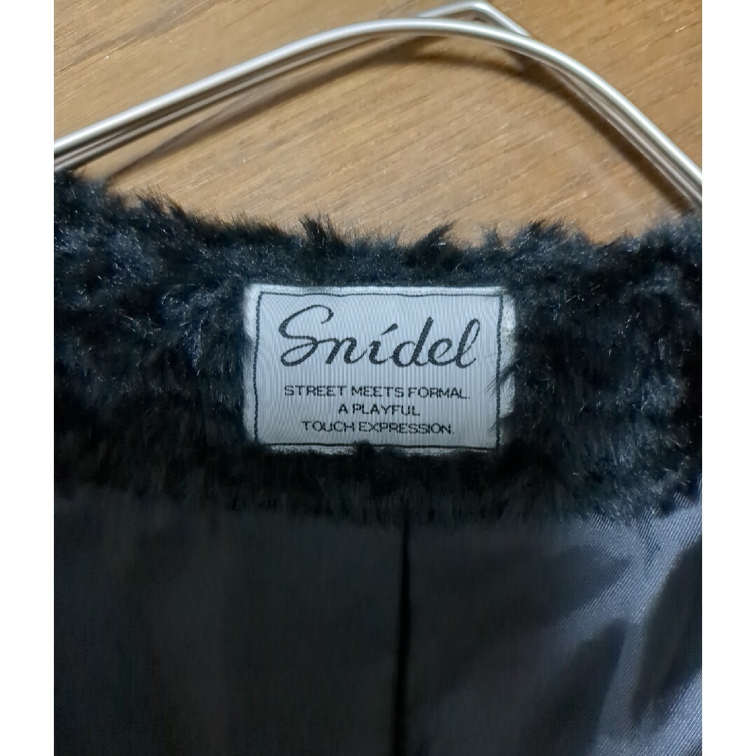 SNIDEL(スナイデル)の【未使用品】スナイデル　フェイクファー　ブラック　コート　ノーカラーコート レディースのジャケット/アウター(毛皮/ファーコート)の商品写真