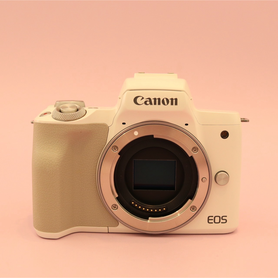 Canon(キヤノン)の✨おすすめNo,1✨Canon EOS Kiss M2 レンズキット ホワイト スマホ/家電/カメラのカメラ(ミラーレス一眼)の商品写真
