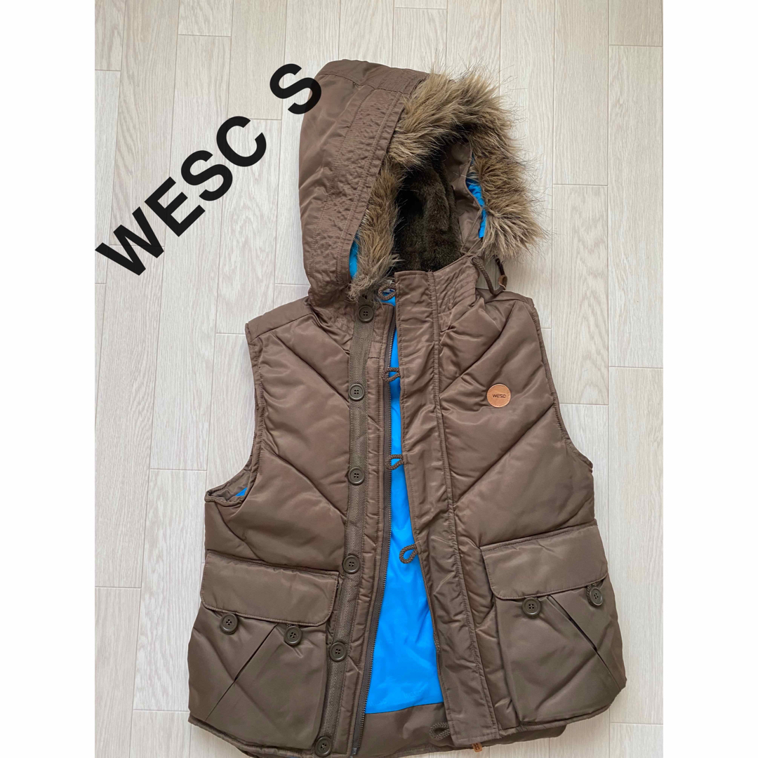 WeSC(ウィーエスシー)のWESCファ-付き茶色ベストSサイズ 防寒 綿 レディースのトップス(ベスト/ジレ)の商品写真