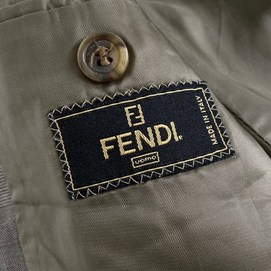 FENDI(フェンディ)の27L2《美品》イタリア製 FENDI フェンディ 3Bテーラードジャケット 46 グレー ブレザー 羽織 上着 フォーマル ビジネス スーツ メンズのジャケット/アウター(テーラードジャケット)の商品写真