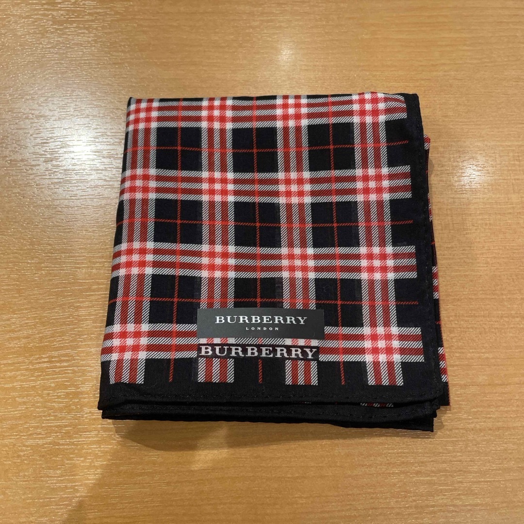 BURBERRY(バーバリー)のバーバリーハンカチノバチェック赤×黒 レディースのファッション小物(ハンカチ)の商品写真