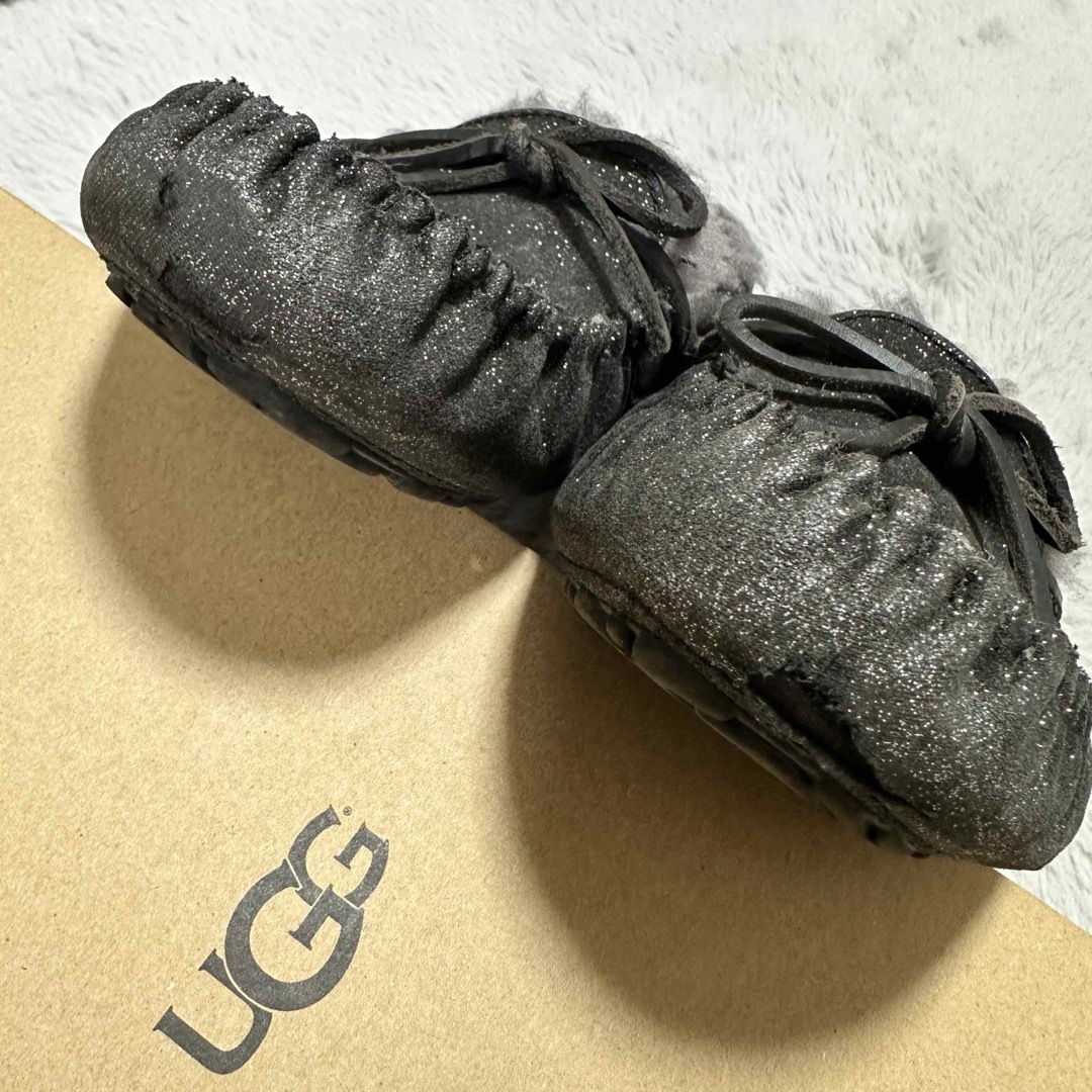 UGG(アグ)のアグ UGG モカシン ダコタ スパークル　シルバーラメ　ブラック　23㎝ レディースの靴/シューズ(スリッポン/モカシン)の商品写真