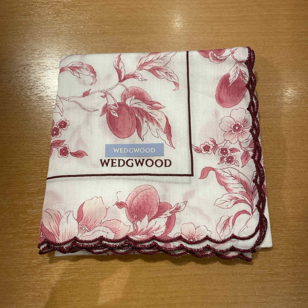 WEDGWOOD(ウェッジウッド)のウェッジウッドハンカチボルドー難あり レディースのファッション小物(ハンカチ)の商品写真