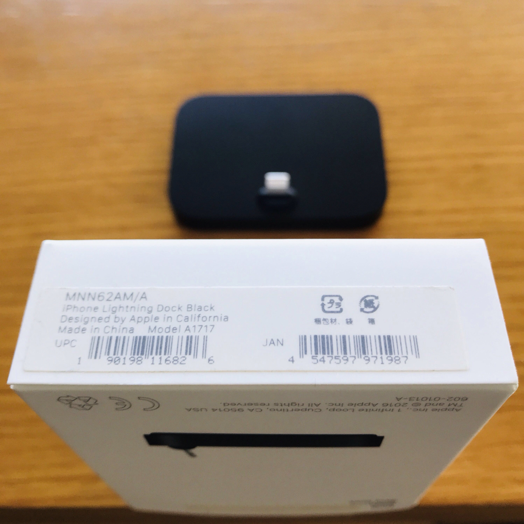 Apple(アップル)のApple Japan iPhone Lightning Dock/Bla スマホ/家電/カメラのスマートフォン/携帯電話(バッテリー/充電器)の商品写真