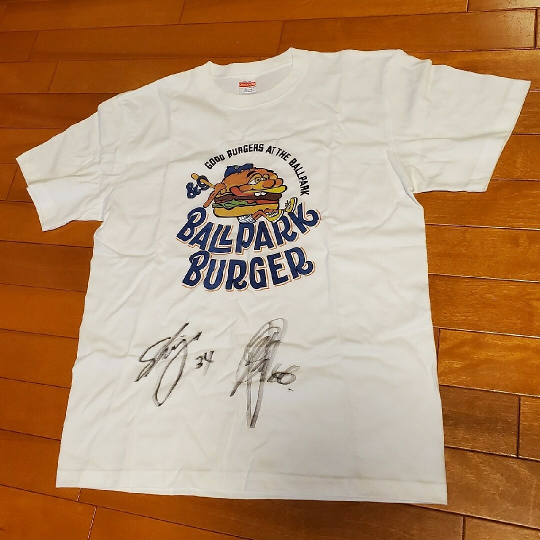 横浜DeNAベイスターズ(ヨコハマディーエヌエーベイスターズ)の【未着用】BALLPARK BURGER＆9 TシャツLサイズ平田、田中サイン入 スポーツ/アウトドアの野球(記念品/関連グッズ)の商品写真