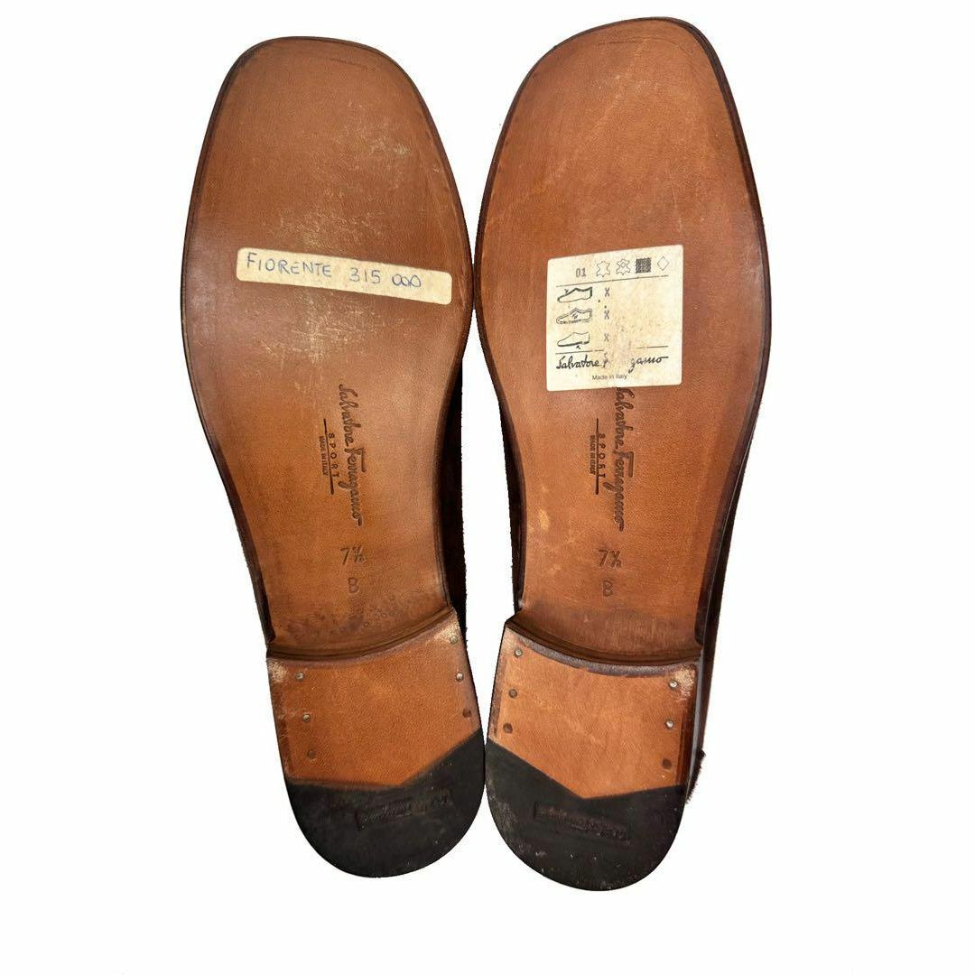 Salvatore Ferragamo(サルヴァトーレフェラガモ)のフェラガモ ガンチーニ カストロスエード モカシン ブラウン 茶色  約25cm レディースの靴/シューズ(ローファー/革靴)の商品写真