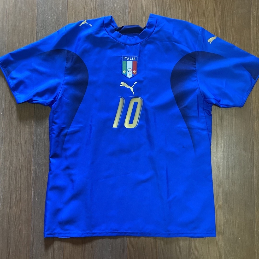 PUMA(プーマ)のイタリア代表 W杯 2006 "#10 トッティ" ユニフォーム 新品 スポーツ/アウトドアのサッカー/フットサル(ウェア)の商品写真