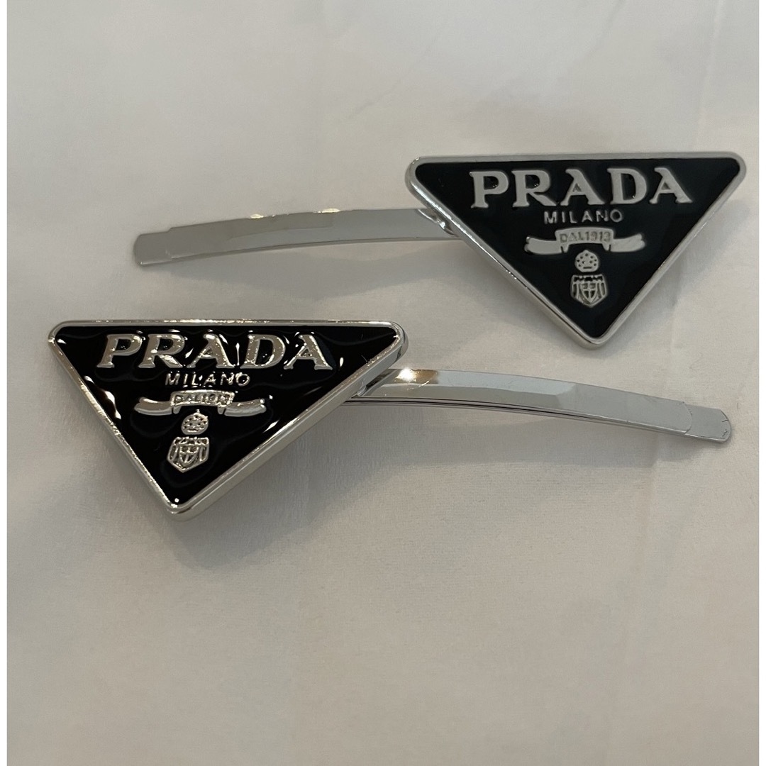 PRADA(プラダ)のPRADA プラダ　ヘアクリップ2セット（1個売り可） アクセサリー　ノベルティ レディースのヘアアクセサリー(ヘアピン)の商品写真