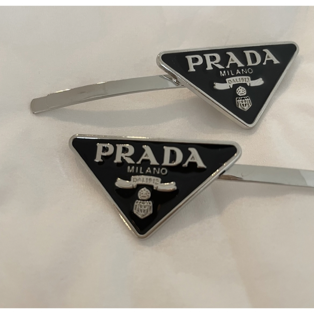 PRADA(プラダ)のPRADA プラダ　ヘアクリップ2セット（1個売り可） アクセサリー　ノベルティ レディースのヘアアクセサリー(ヘアピン)の商品写真