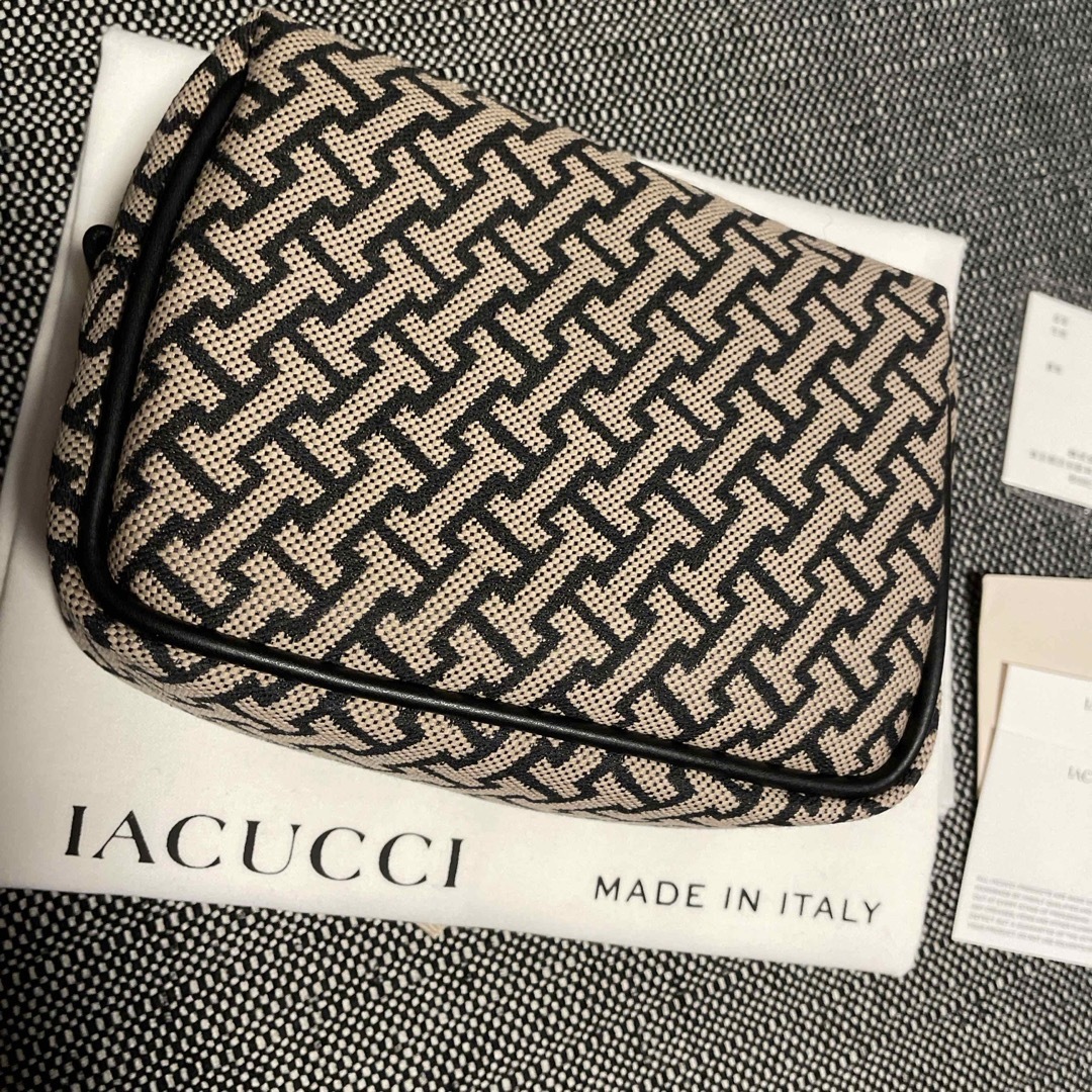 IACUCCI(イアクッチ)のご専用☆未使用 IACUCCI イアクッチ モノグランマ　ミニポーチ レディースのファッション小物(ポーチ)の商品写真