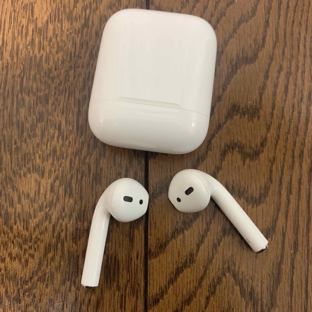 Apple(アップル)のAirPods with Charging Case(第1世代) スマホ/家電/カメラのオーディオ機器(ヘッドフォン/イヤフォン)の商品写真