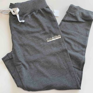 カルバンクライン(Calvin Klein)の【新品】カルバンクライン ロゴ ジョガーパンツ チャコールブラック M(ルームウェア)