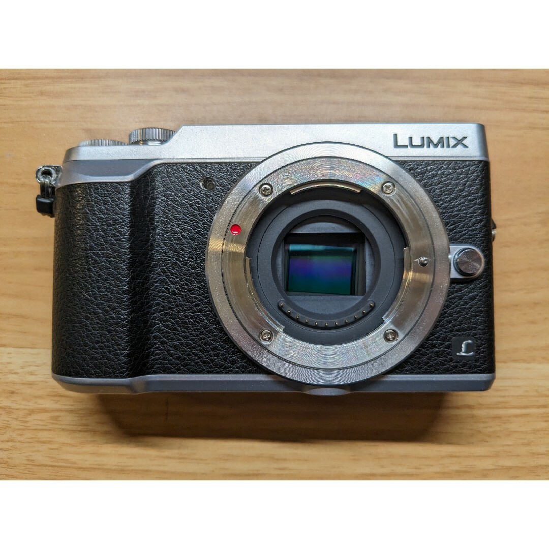 Panasonic(パナソニック)のLUMIX DMC-GX7MK2K-S 標準ズームレンズキット シルバー スマホ/家電/カメラのカメラ(ミラーレス一眼)の商品写真