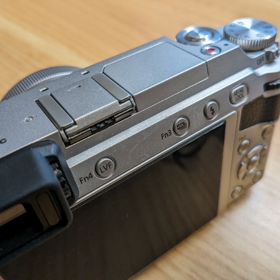 Panasonic(パナソニック)のLUMIX DMC-GX7MK2K-S 標準ズームレンズキット シルバー スマホ/家電/カメラのカメラ(ミラーレス一眼)の商品写真