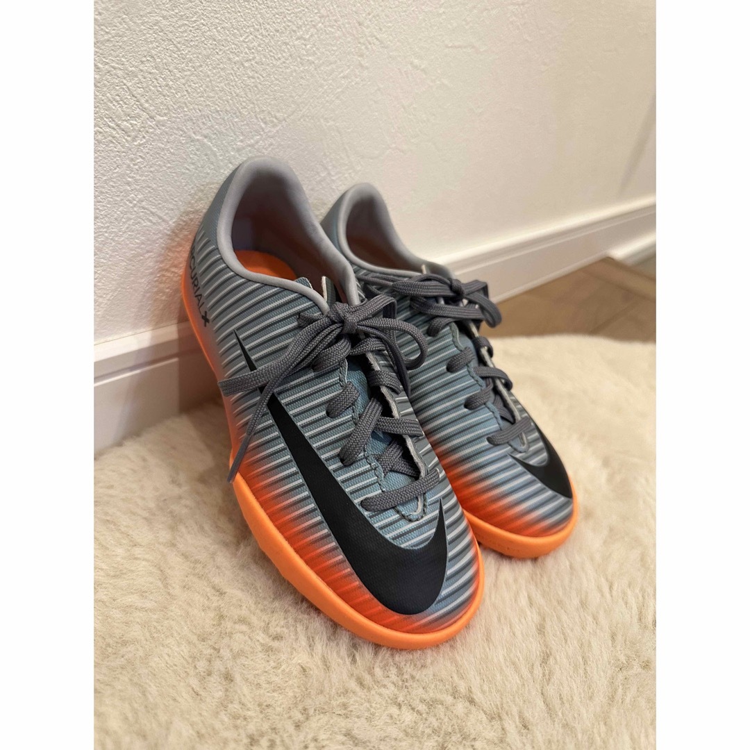 NIKE - 新品ナイキジュニアサッカートレーニングシューズ NIKE - 新品ナイキジュニアサッカートレーニングシューズ