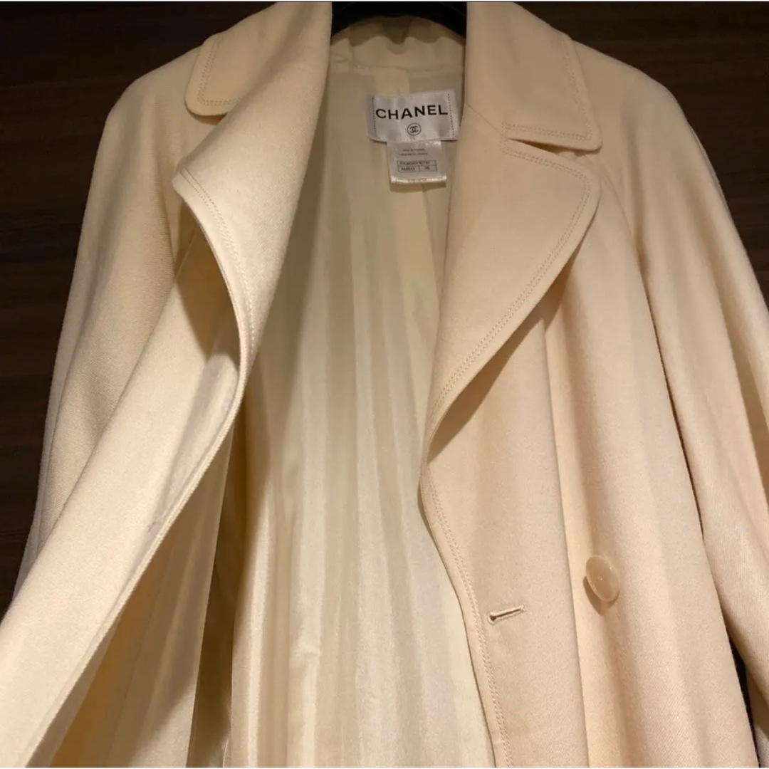 CHANEL(シャネル)のCHANEL ロングコート　ホワイト　36サイズ レディースのジャケット/アウター(ロングコート)の商品写真