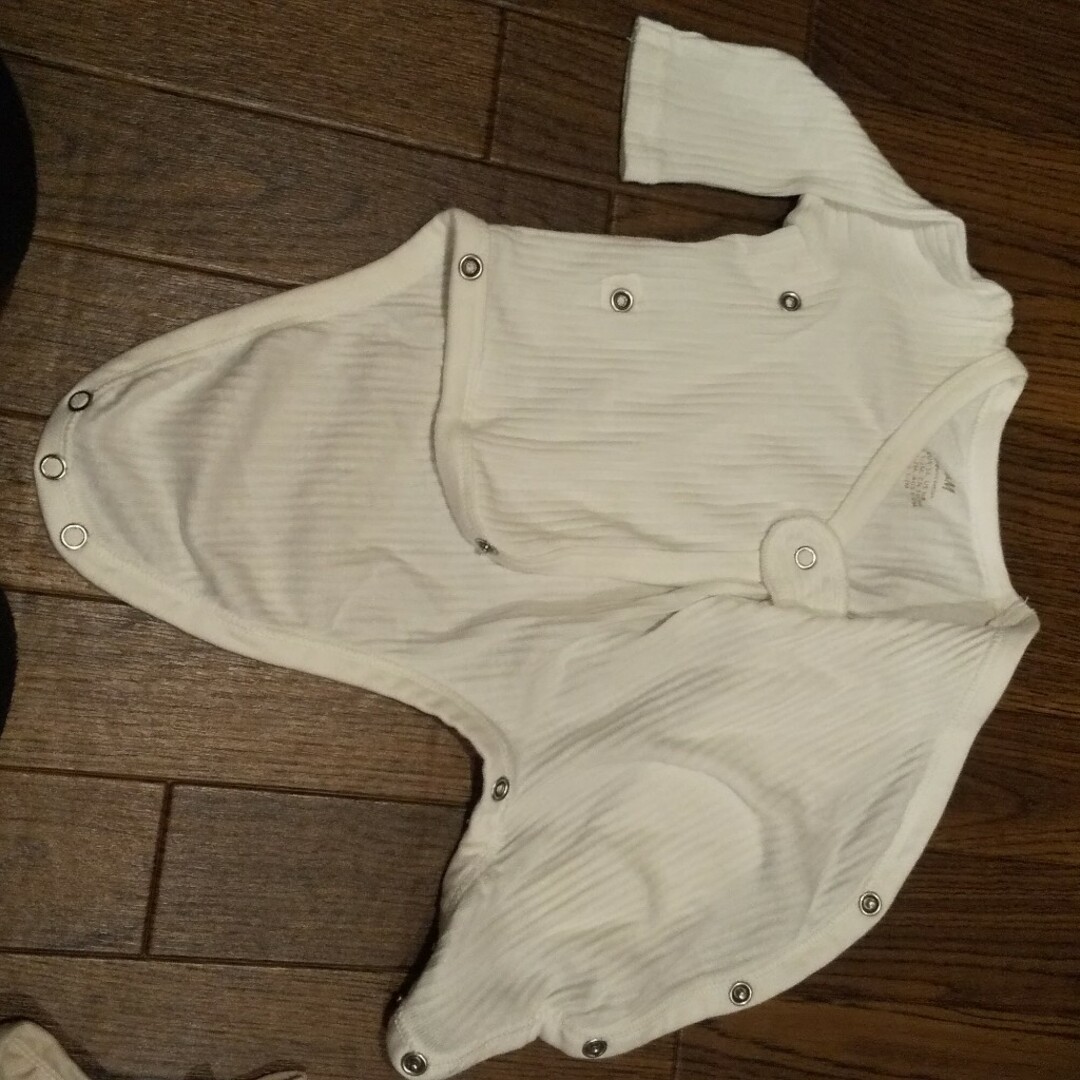 H&M(エイチアンドエム)の新生児服 キッズ/ベビー/マタニティのベビー服(~85cm)(ロンパース)の商品写真