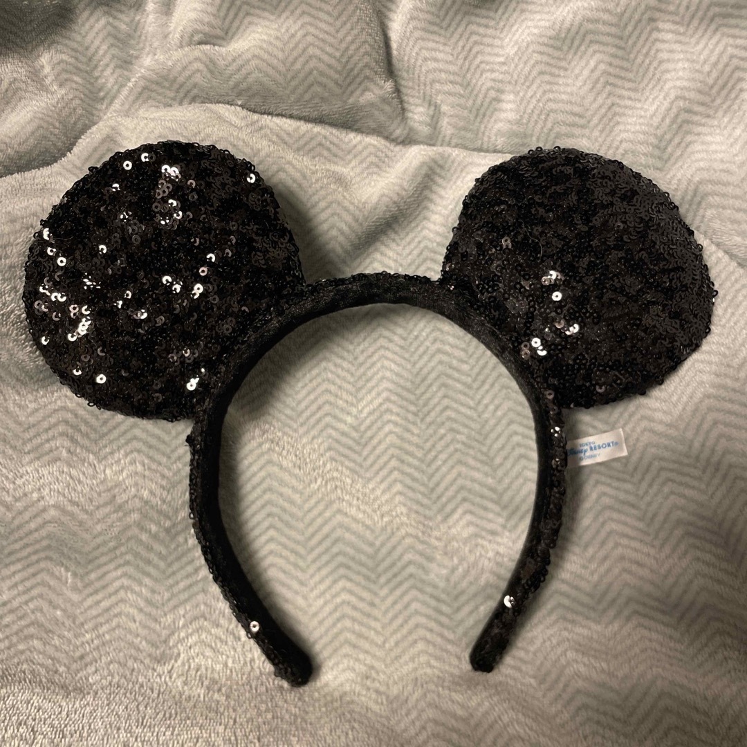 Disney(ディズニー)のディズニーカチューシャ　黒スパンコール レディースのヘアアクセサリー(カチューシャ)の商品写真