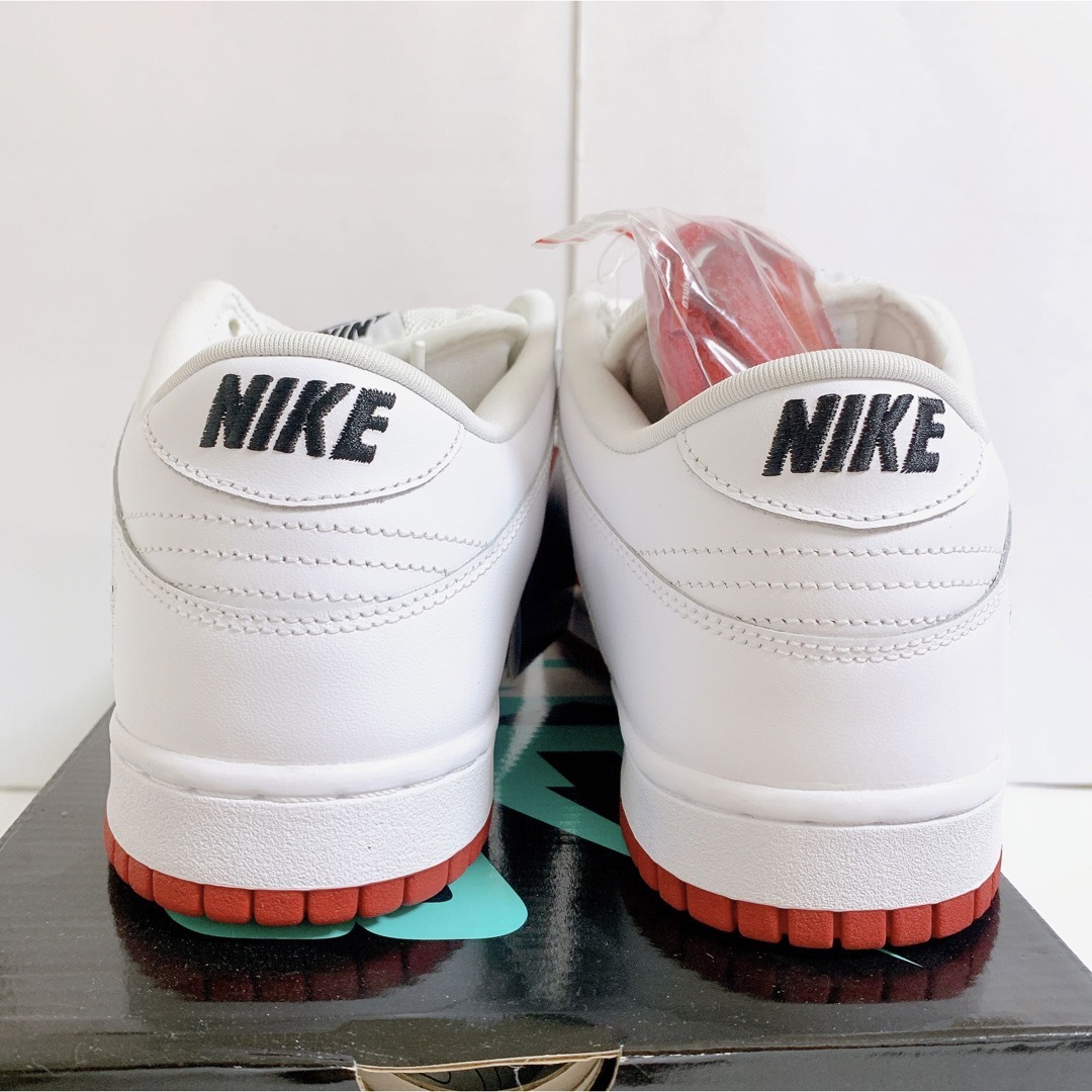 Supreme(シュプリーム)の白赤 27cm NIKE SB DUNK LOW ダンク シュプリーム メンズの靴/シューズ(スニーカー)の商品写真