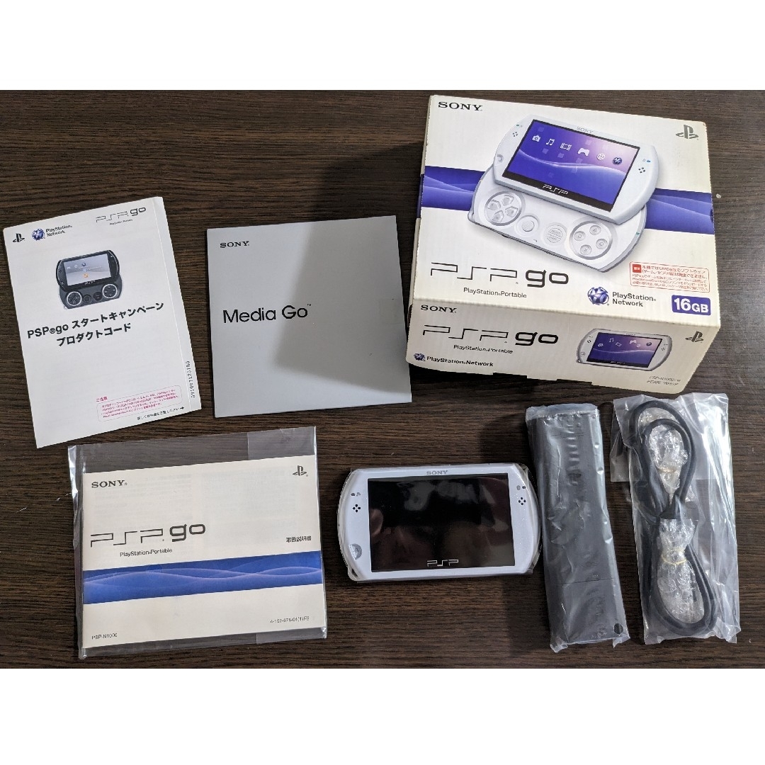 SONY(ソニー)のPSP go 16GB/pw エンタメ/ホビーのゲームソフト/ゲーム機本体(家庭用ゲーム機本体)の商品写真