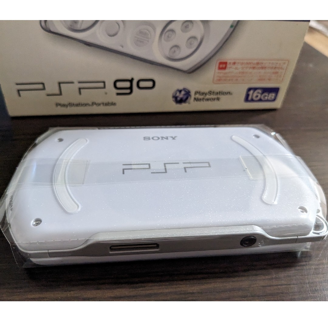 SONY(ソニー)のPSP go 16GB/pw エンタメ/ホビーのゲームソフト/ゲーム機本体(家庭用ゲーム機本体)の商品写真