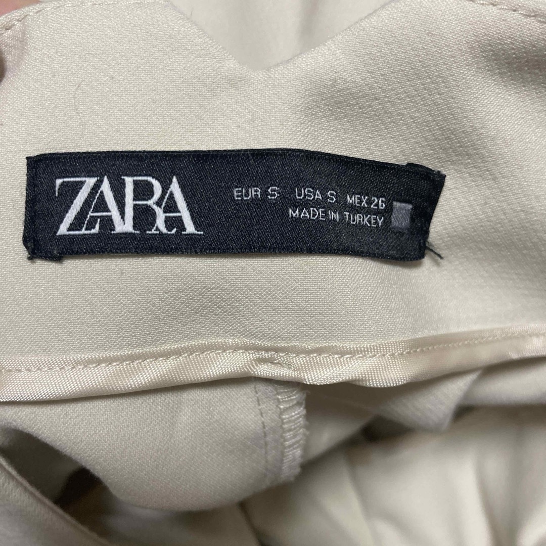 ZARA(ザラ)のzara ハイウェストパンツ　オフホワイト レディースのパンツ(カジュアルパンツ)の商品写真