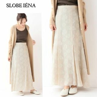 スローブイエナ(SLOBE IENA)の素材感が可愛い♪　フラワー　マキシフレアスカート　フリーサイズ　ホワイト(ロングスカート)