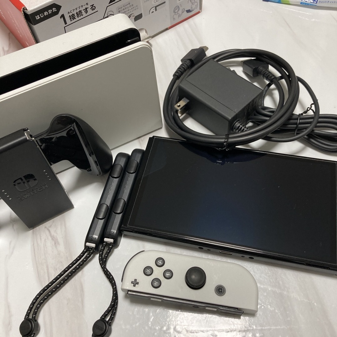 Nintendo Switch 有機ELモデル Joy-Con(R) ホワイト エンタメ/ホビーのゲームソフト/ゲーム機本体(家庭用ゲーム機本体)の商品写真