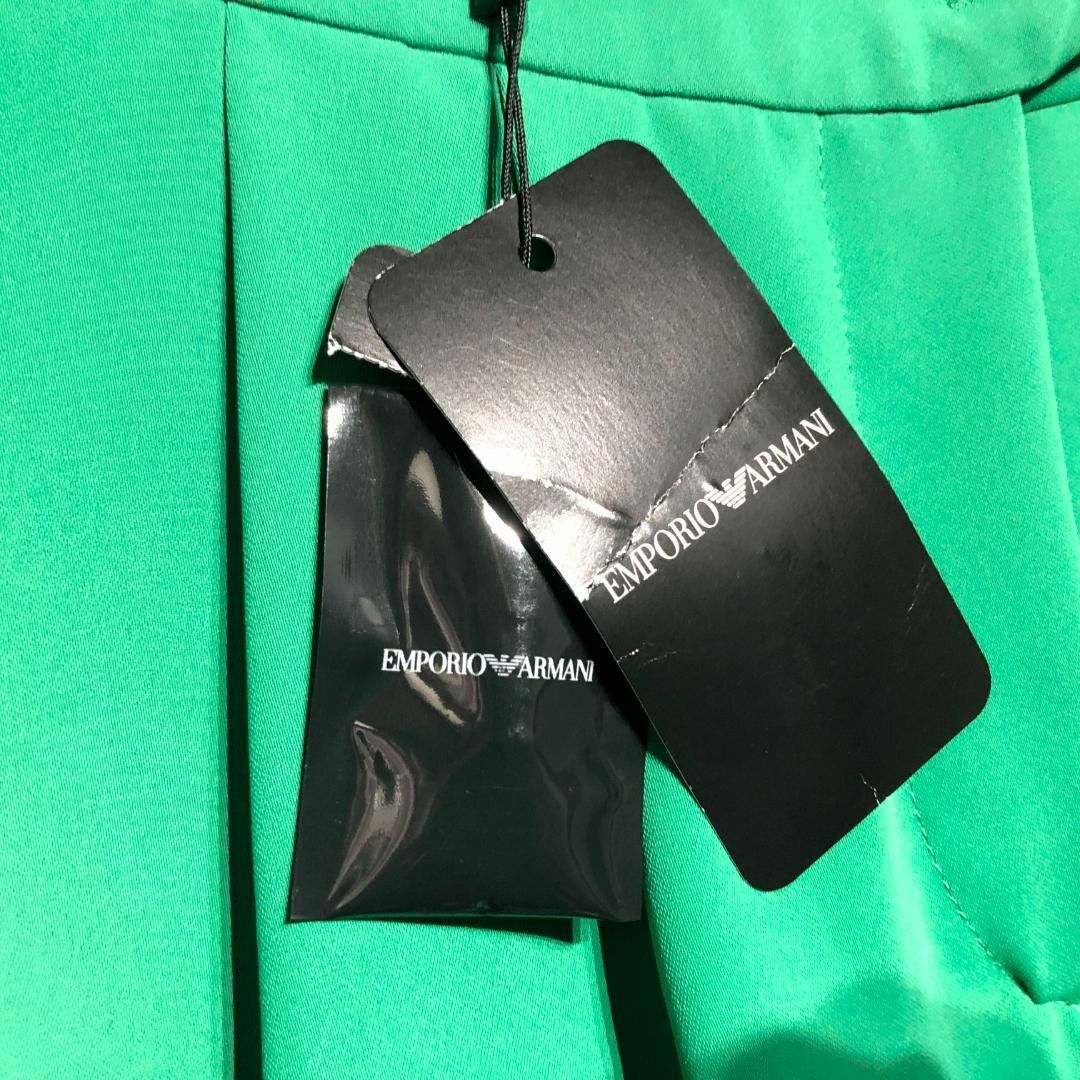 Emporio Armani(エンポリオアルマーニ)の新品 EMPORIO ARMANI エンポリオアルマーニ ハーフパンツ 膝丈 レディースのパンツ(ハーフパンツ)の商品写真