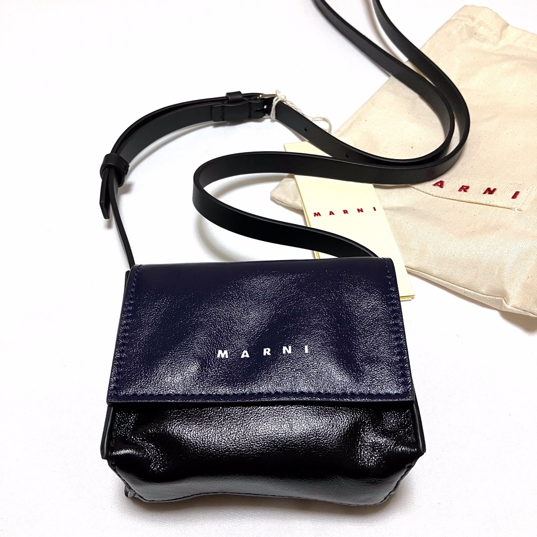 Marni(マルニ)の新品 23aw MARNI ショルダーバッグ 黒 紺 レザー 5583 メンズのバッグ(ショルダーバッグ)の商品写真