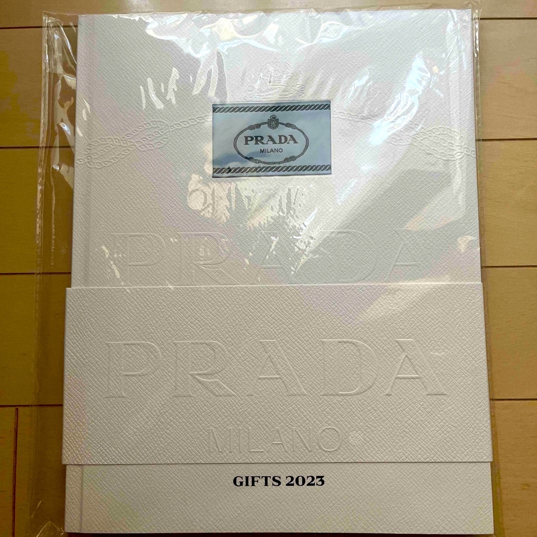 PRADA(プラダ)のPRADA ギフトカタログ&ポストカード 新品 エンタメ/ホビーの雑誌(ファッション)の商品写真