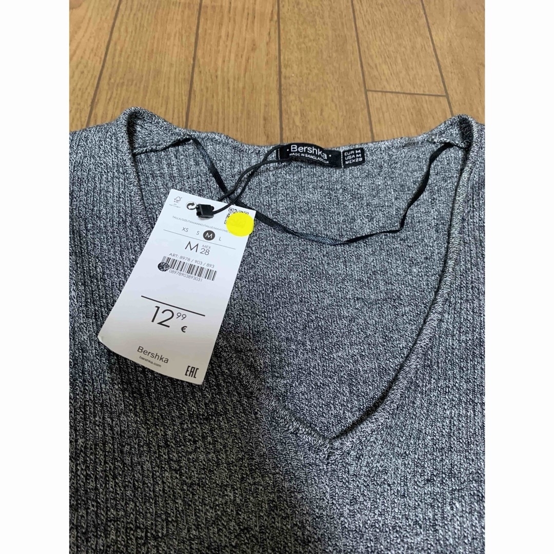 Bershka(ベルシュカ)の新品タグ付き　ベルシュカ　Vネック　　カットソー　 レディースのトップス(カットソー(長袖/七分))の商品写真