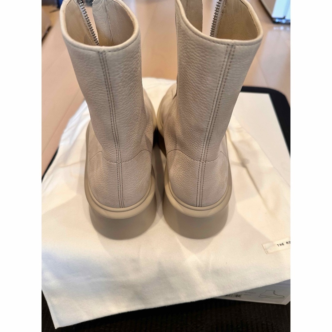 THE ROW(ザロウ)のTHE ROW 37.5 ZIPPED BOOT BEIGE レディースの靴/シューズ(ブーツ)の商品写真