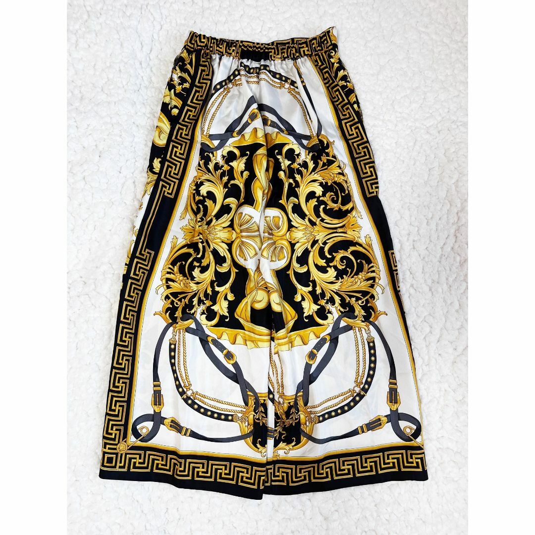 VERSACE(ヴェルサーチ)のVERSACE 極美品 BAROCCO プリント パンツ 38 レディースのパンツ(キュロット)の商品写真