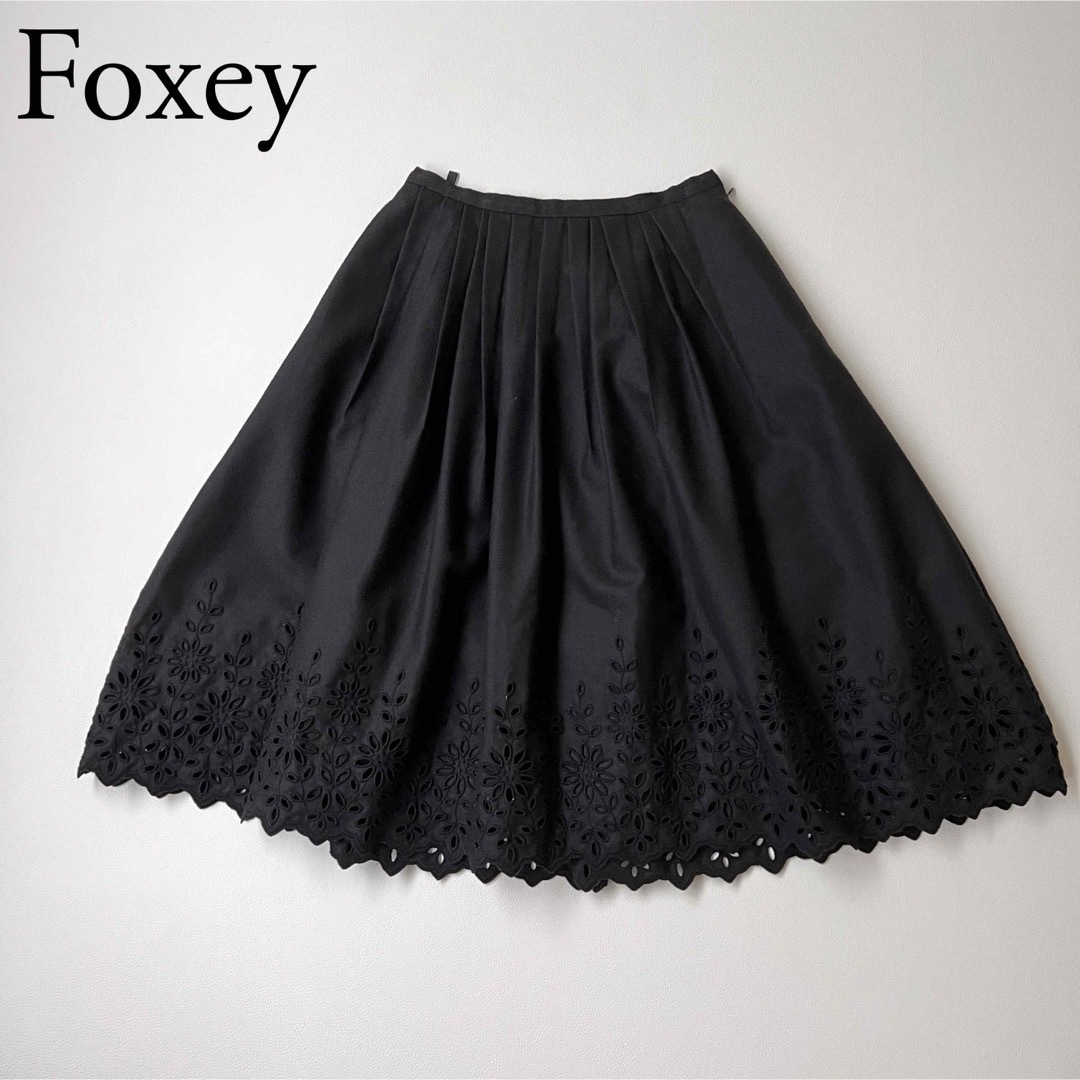 FOXEY BOUTIQUE(フォクシーブティック)の美品　Foxey フォクシー　ウールフレアスカート　カットワークデザイン レディースのスカート(ひざ丈スカート)の商品写真