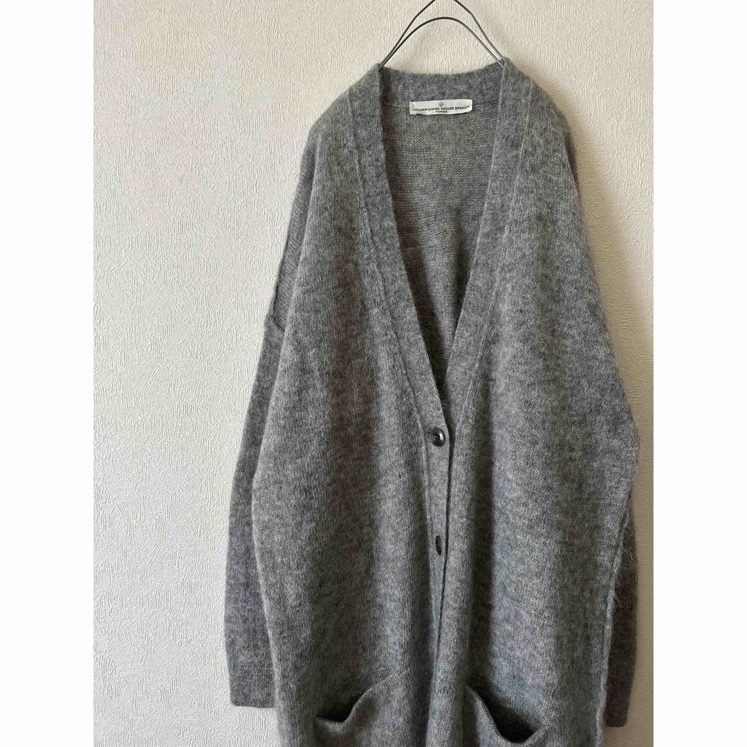 L'Appartement DEUXIEME CLASSE(アパルトモンドゥーズィエムクラス)のGOLDEN GOOSE Lightgray ロゴパッチ ロングカーディガン レディースのトップス(カーディガン)の商品写真