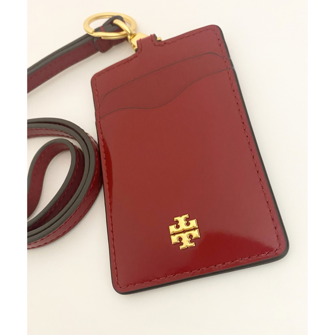 Tory Burch(トリーバーチ)のトリーバーチ パテントレザー IDホルダー レッド系 ショッパー付 レディースのファッション小物(パスケース/IDカードホルダー)の商品写真