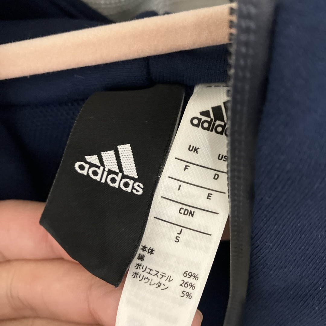adidas(アディダス)のadidas ネイビーパーカー レディースのジャケット/アウター(ブルゾン)の商品写真