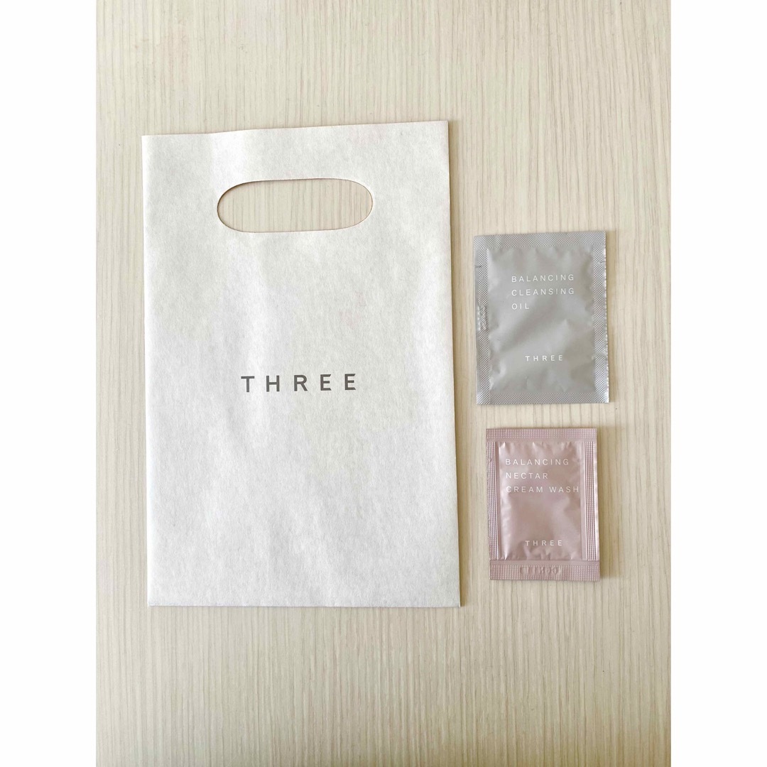 THREE(スリー)の【THREE】試供品+紙袋 コスメ/美容のキット/セット(サンプル/トライアルキット)の商品写真