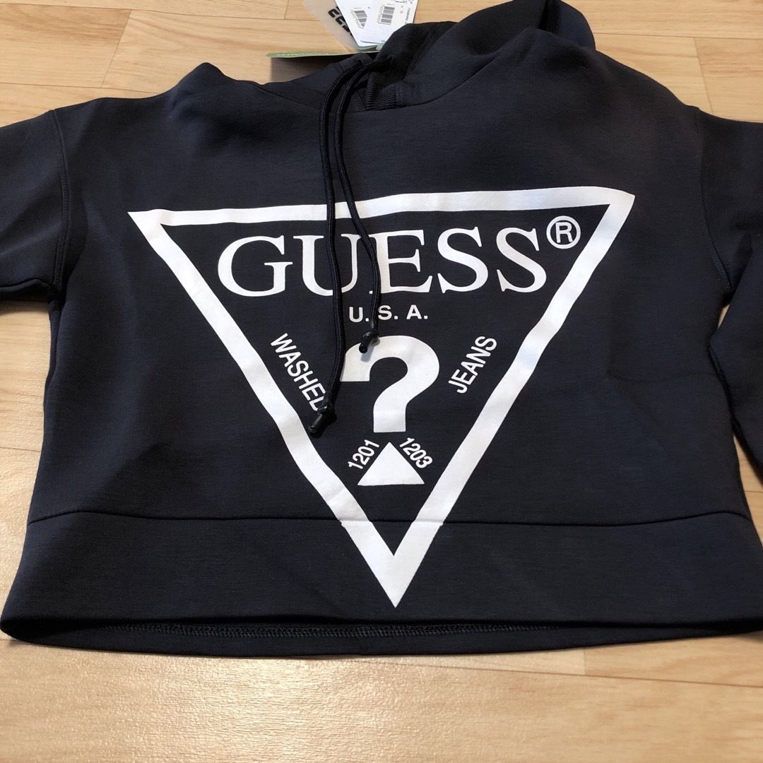 GUESS(ゲス)の新品・未使用　GUESS ダークグレー　パーカー レディースのトップス(パーカー)の商品写真