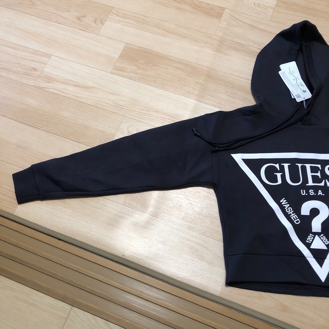 GUESS(ゲス)の新品・未使用　GUESS ダークグレー　パーカー レディースのトップス(パーカー)の商品写真