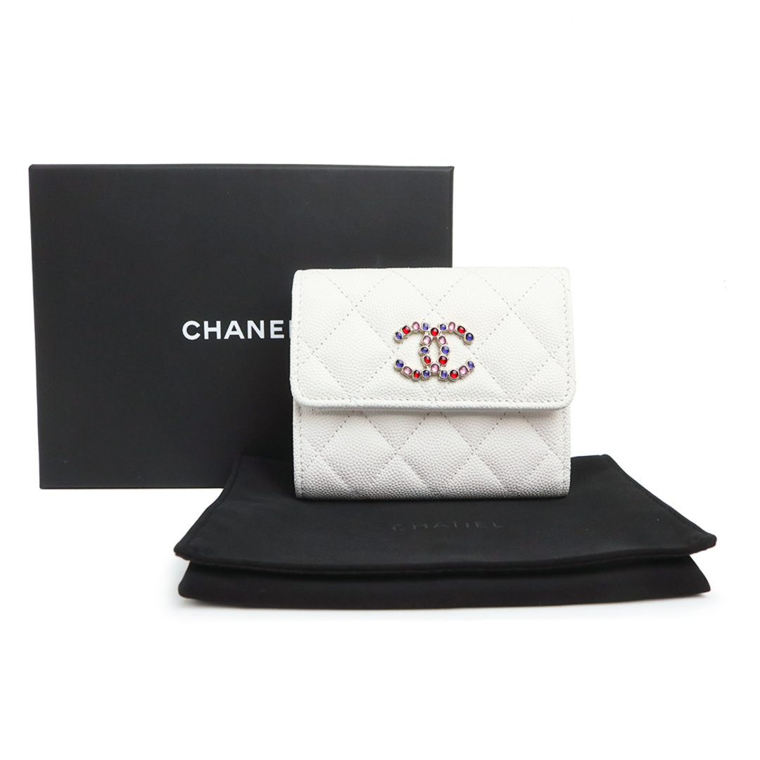 CHANEL(シャネル)のシャネル ココマーク マトラッセ フラップ スモールウォレット コンパクト 三つ折り財布 キャビアスキン レザー ホワイト 白 シャンパンゴールド金具 AP3604 箱付 CHANEL（新品・未使用品） レディースのファッション小物(財布)の商品写真