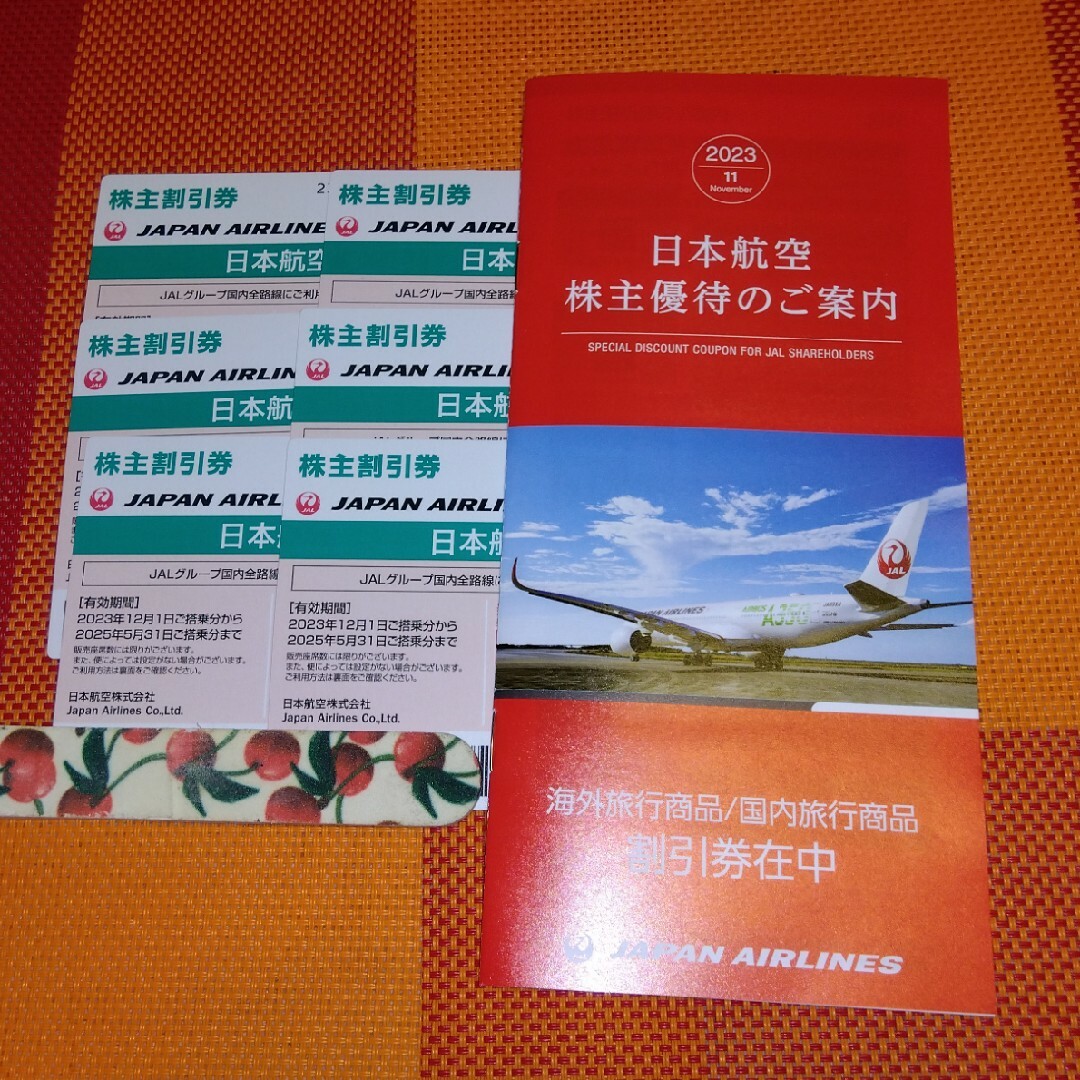 JAL(日本航空)(ジャル(ニホンコウクウ))の【最新】JAL株主優待券６枚 チケットの乗車券/交通券(航空券)の商品写真