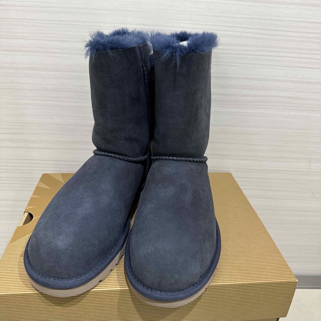 UGG(アグ)のUGG BAILEY BOW NAVY ブーツ レディースの靴/シューズ(ブーツ)の商品写真