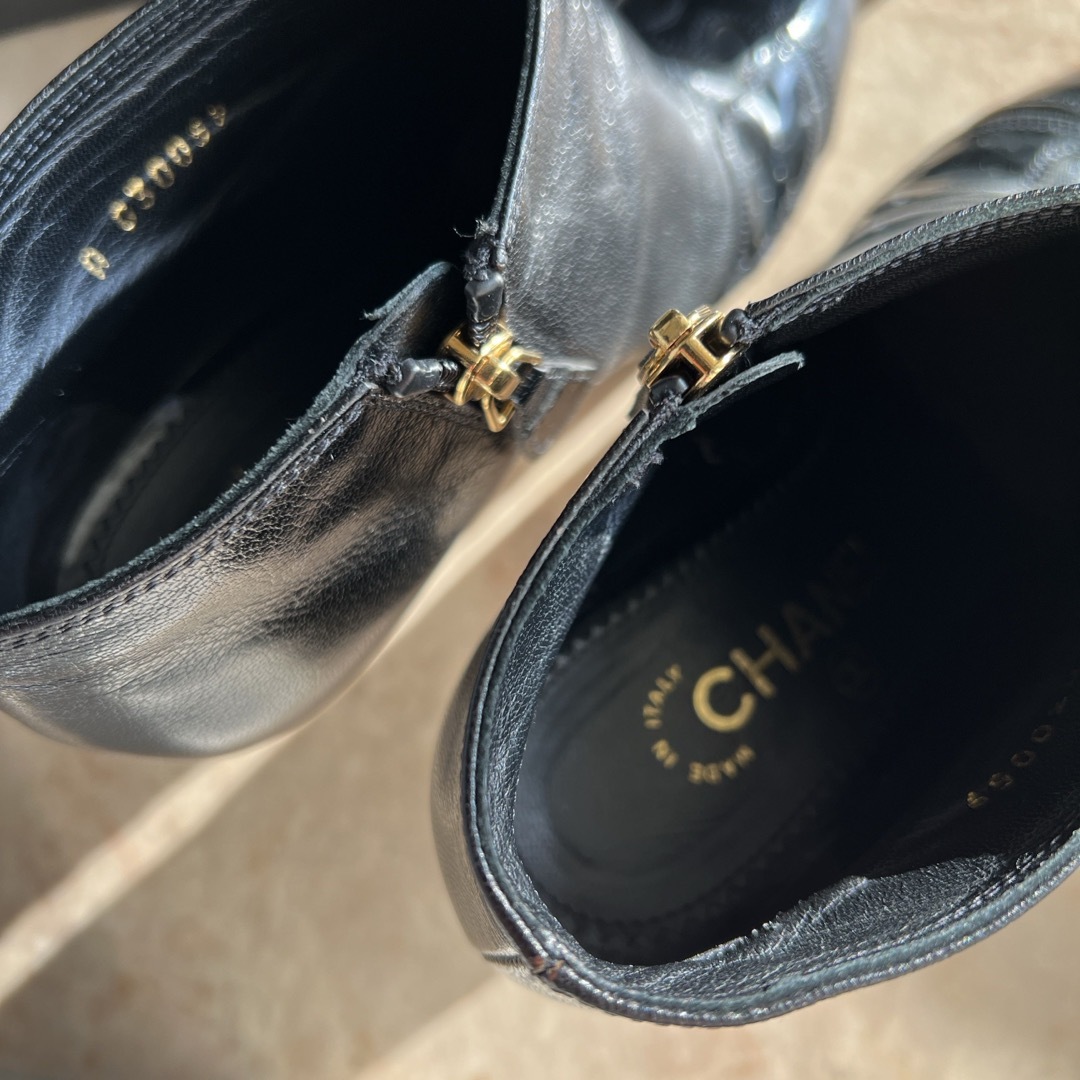 CHANEL(シャネル)のCHANEL ブーティ 黒　ロゴ入　36.5 レディースの靴/シューズ(ブーティ)の商品写真