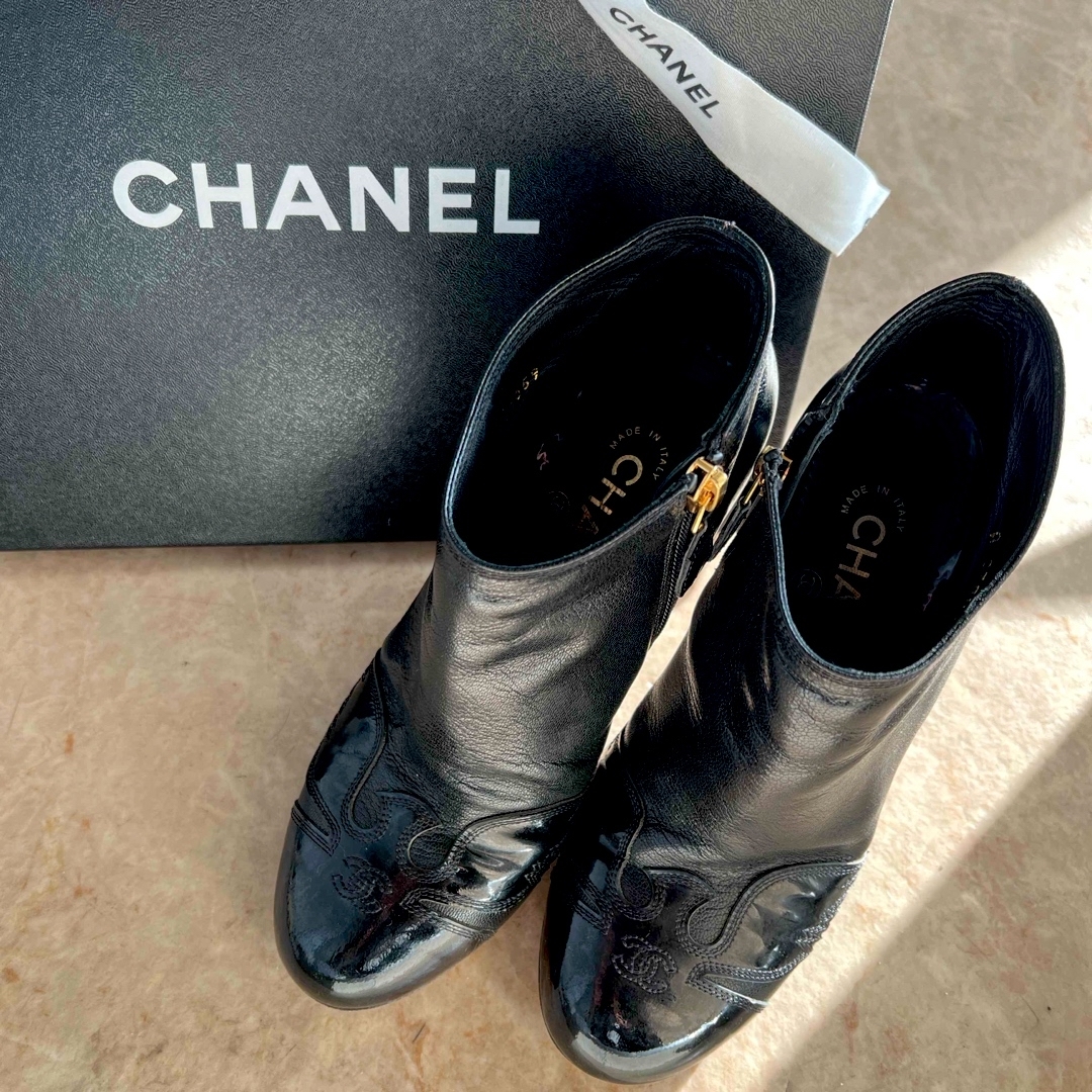 ブーツCHANEL ブーティ 黒　ロゴ入　36.5